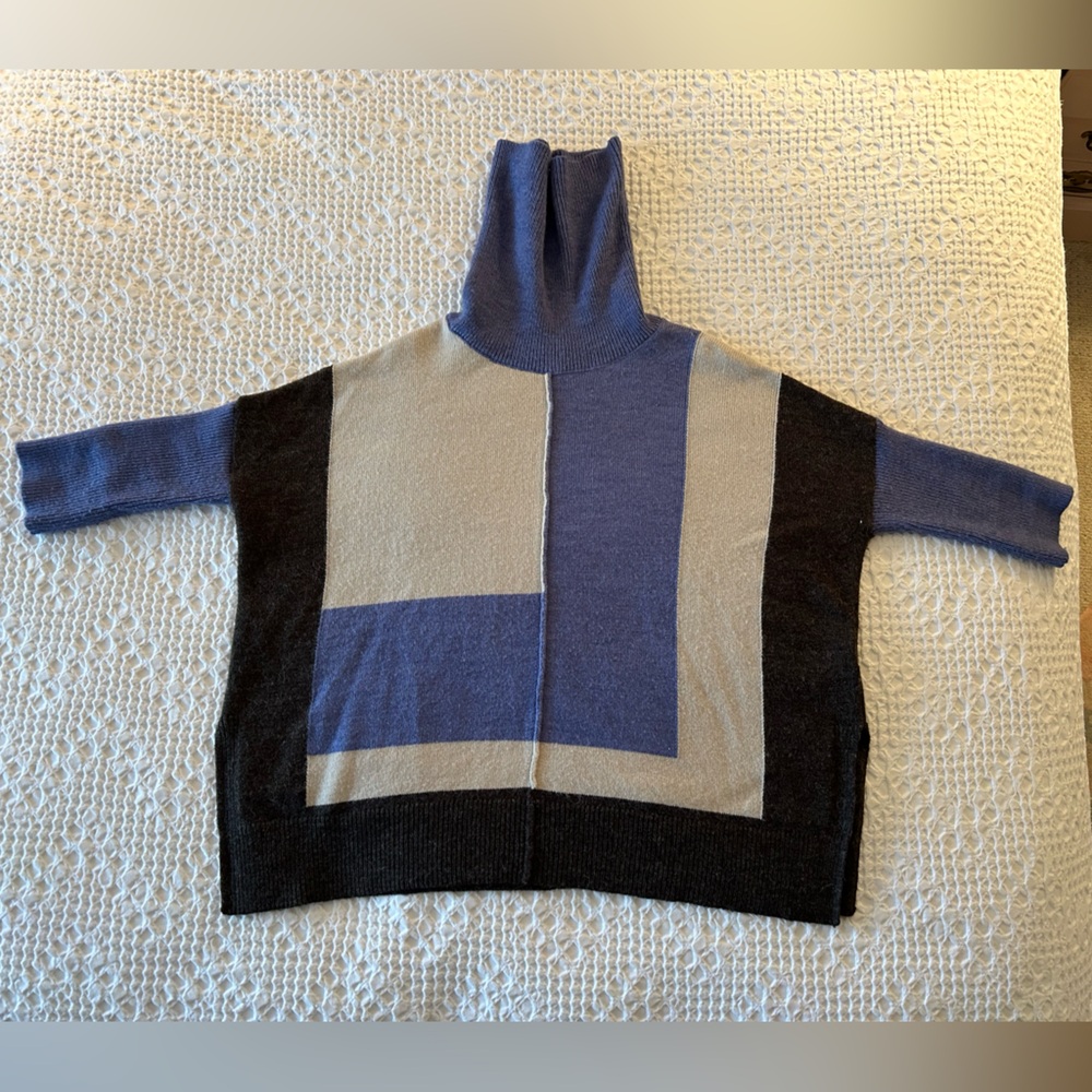 SIRIANO! Cowl neck, tunic length, half sleeves, colour block style!